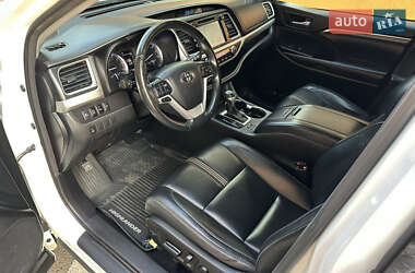 Позашляховик / Кросовер Toyota Highlander 2018 в 