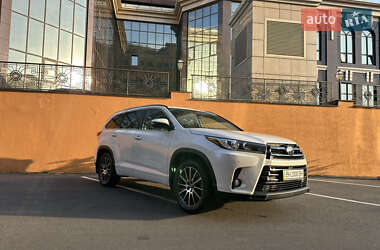 Позашляховик / Кросовер Toyota Highlander 2018 в 