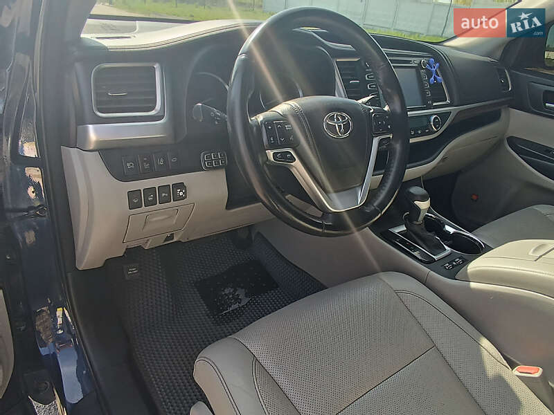 Позашляховик / Кросовер Toyota Highlander 2015 в Переяславі