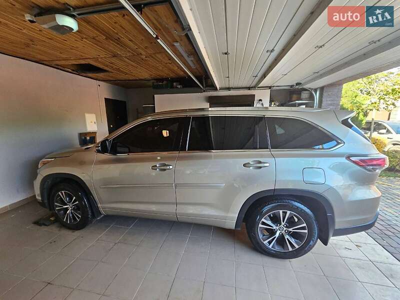 Внедорожник / Кроссовер Toyota Highlander 2016 в Киеве