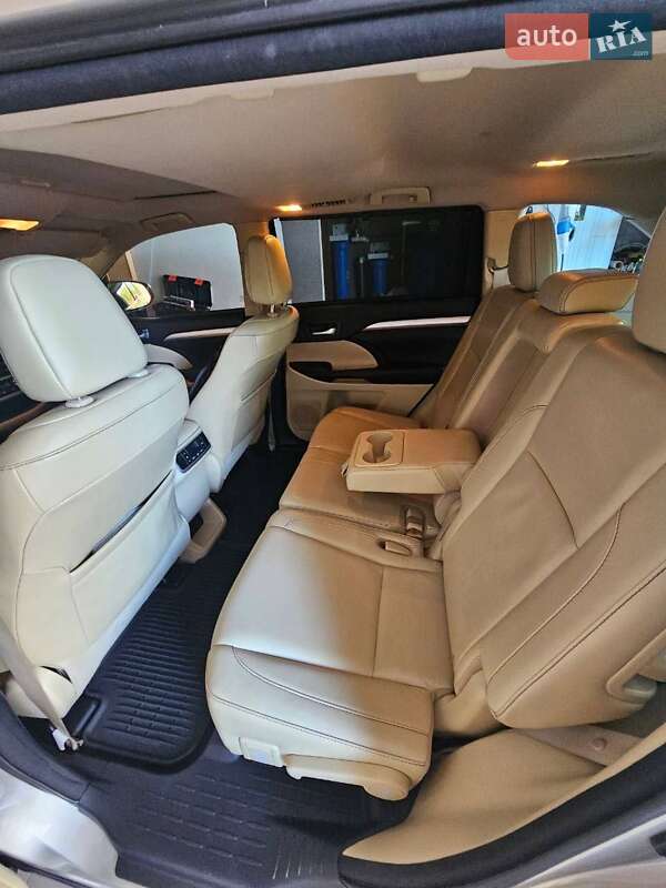 Внедорожник / Кроссовер Toyota Highlander 2016 в Киеве