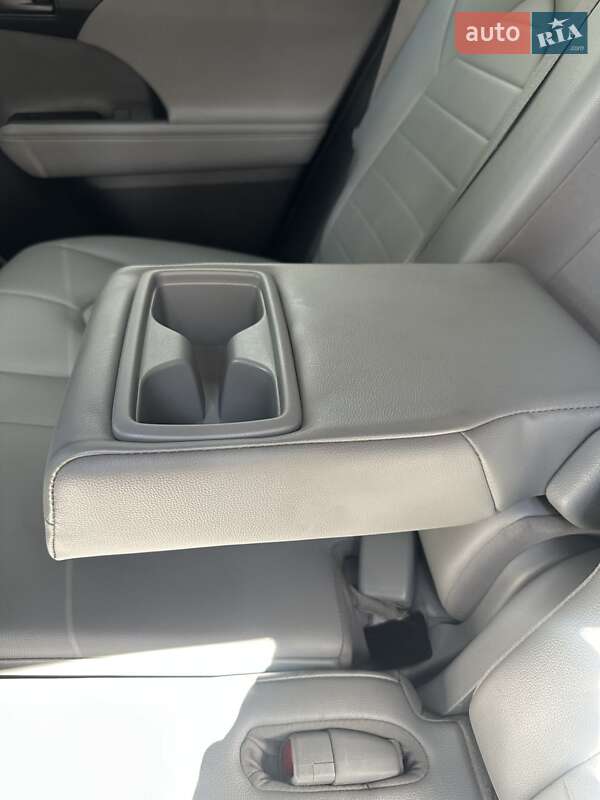 Позашляховик / Кросовер Toyota Highlander 2020 в Білогородці