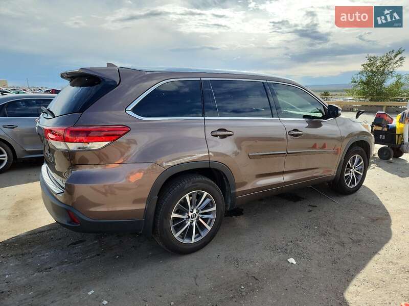 Внедорожник / Кроссовер Toyota Highlander 2018 в Киеве