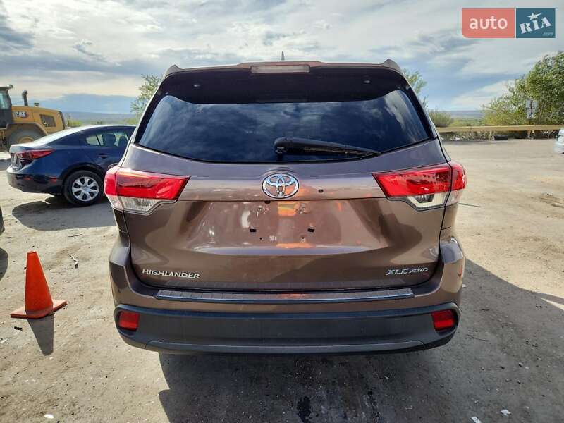 Внедорожник / Кроссовер Toyota Highlander 2018 в Киеве