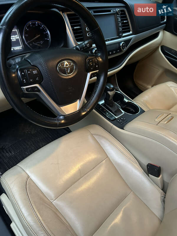 Позашляховик / Кросовер Toyota Highlander 2017 в Лубнах