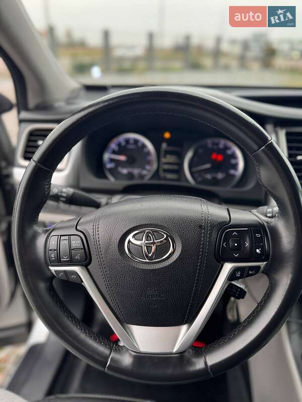 Внедорожник / Кроссовер Toyota Highlander 2017 в Бродах