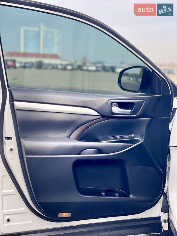 Внедорожник / Кроссовер Toyota Highlander 2016 в Киеве