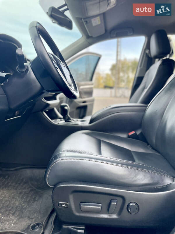 Внедорожник / Кроссовер Toyota Highlander 2016 в Киеве