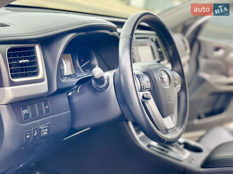 Внедорожник / Кроссовер Toyota Highlander 2016 в Киеве