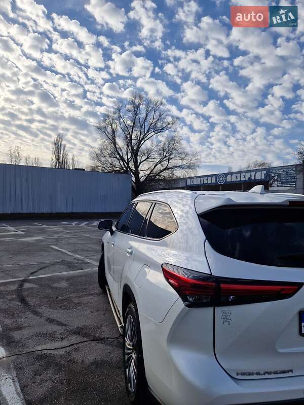 Внедорожник / Кроссовер Toyota Highlander 2021 в Полтаве