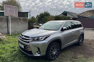 Внедорожник / Кроссовер Toyota Highlander 2017 в Магдалиновке