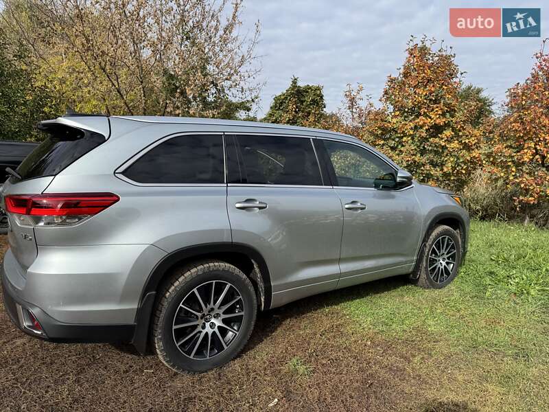 Позашляховик / Кросовер Toyota Highlander 2017 в Магдалинівці