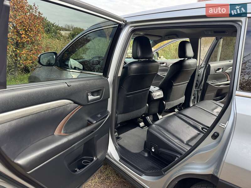 Позашляховик / Кросовер Toyota Highlander 2017 в Магдалинівці