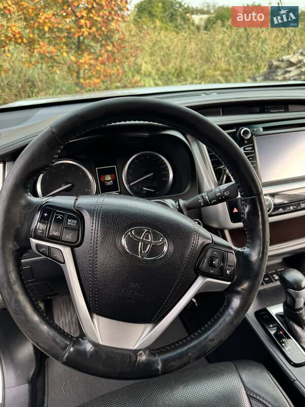 Позашляховик / Кросовер Toyota Highlander 2017 в Магдалинівці
