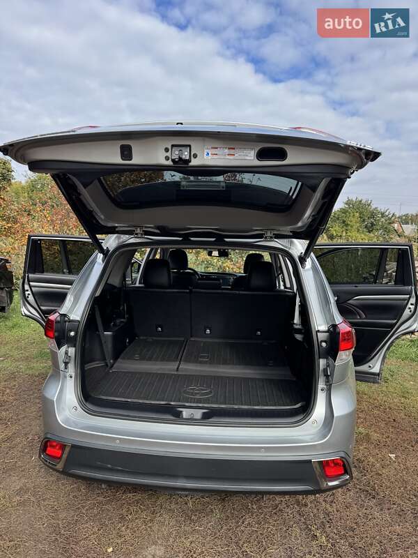 Позашляховик / Кросовер Toyota Highlander 2017 в Магдалинівці