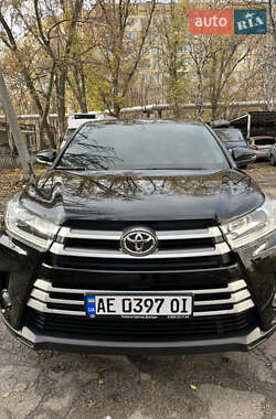 Внедорожник / Кроссовер Toyota Highlander 2017 в Днепре