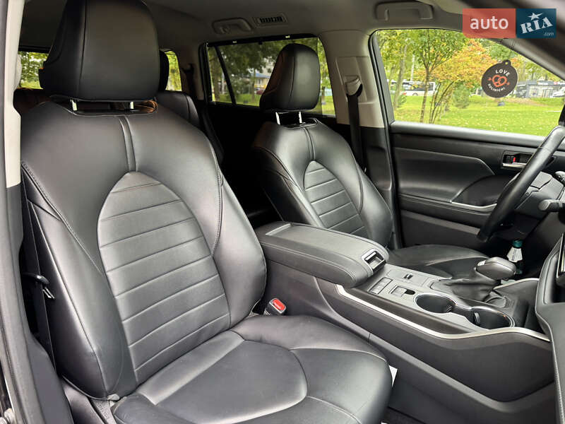 Внедорожник / Кроссовер Toyota Highlander 2021 в Хмельницком