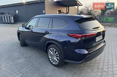 Внедорожник / Кроссовер Toyota Highlander 2022 в Ужгороде