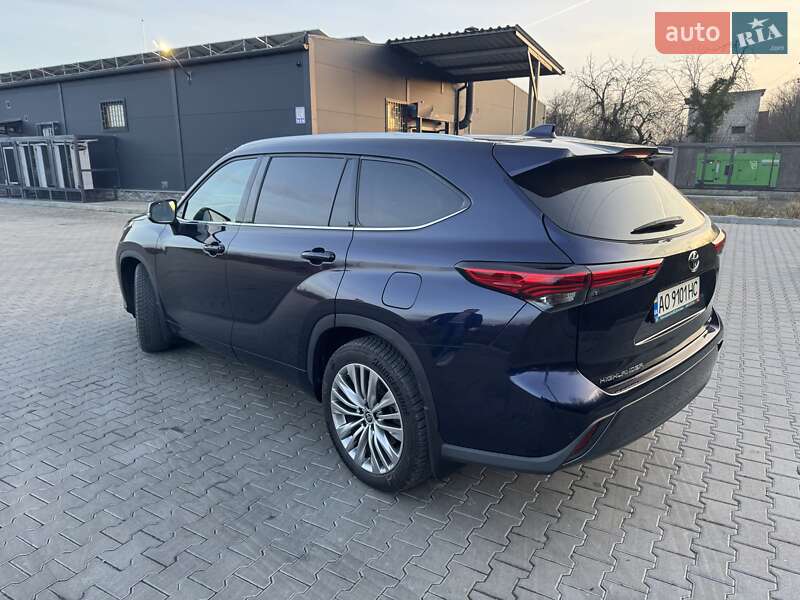 Внедорожник / Кроссовер Toyota Highlander 2022 в Ужгороде