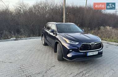 Внедорожник / Кроссовер Toyota Highlander 2022 в Ужгороде