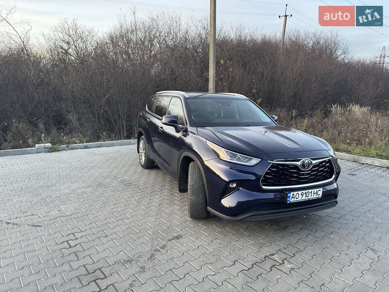 Внедорожник / Кроссовер Toyota Highlander 2022 в Ужгороде