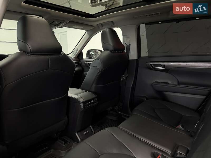 Внедорожник / Кроссовер Toyota Highlander 2024 в Тернополе
