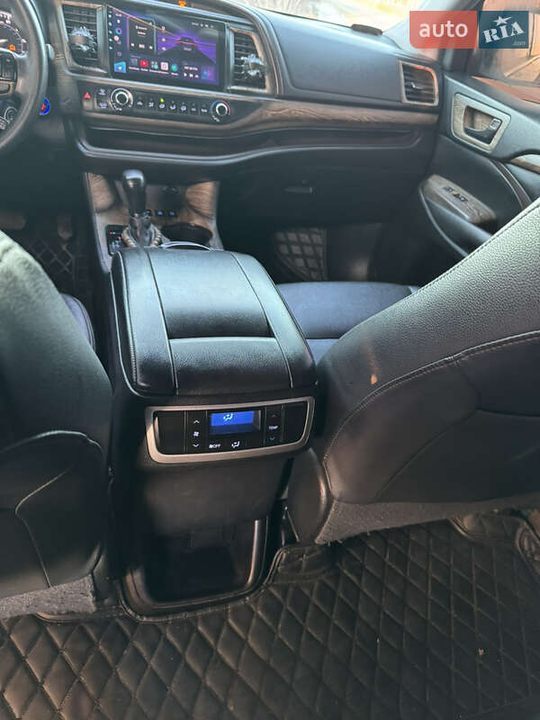 Внедорожник / Кроссовер Toyota Highlander 2016 в Кропивницком