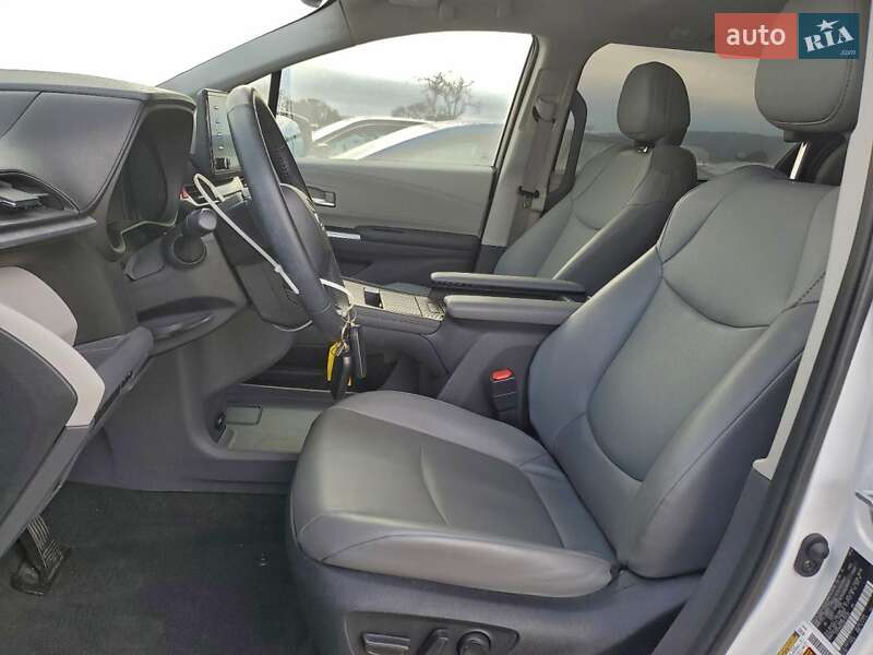 Внедорожник / Кроссовер Toyota Highlander 2022 в Ужгороде