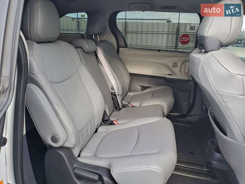 Внедорожник / Кроссовер Toyota Highlander 2022 в Ужгороде