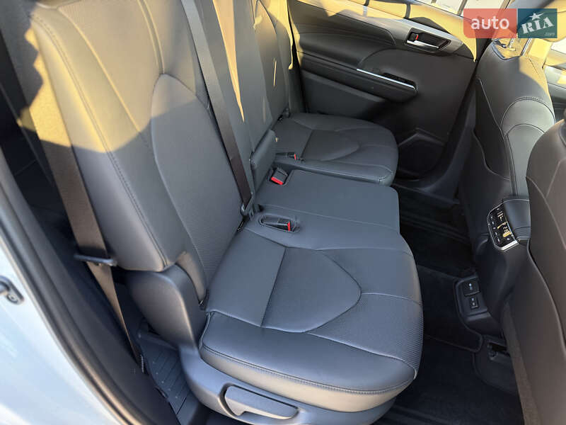 Внедорожник / Кроссовер Toyota Highlander 2024 в Киеве