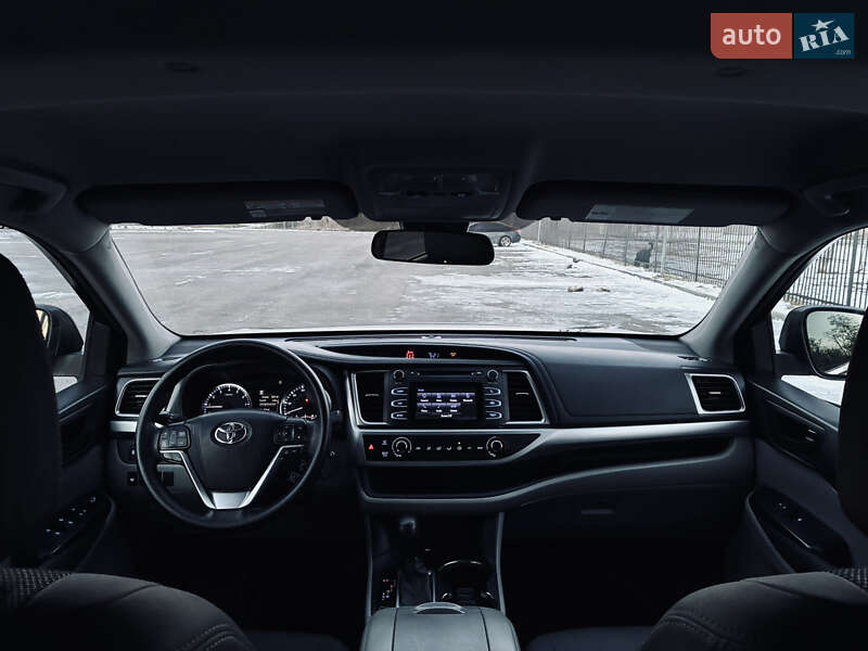 Внедорожник / Кроссовер Toyota Highlander 2017 в Днепре