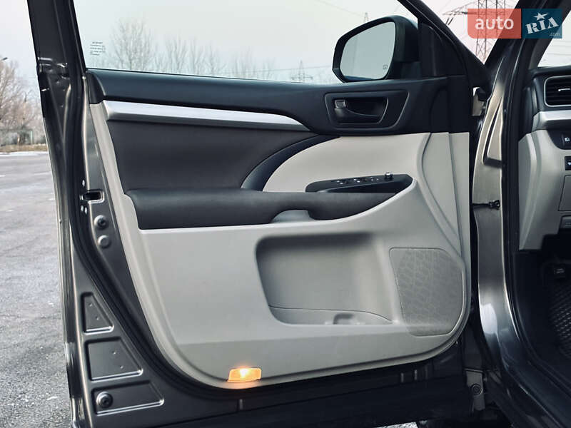 Внедорожник / Кроссовер Toyota Highlander 2017 в Днепре