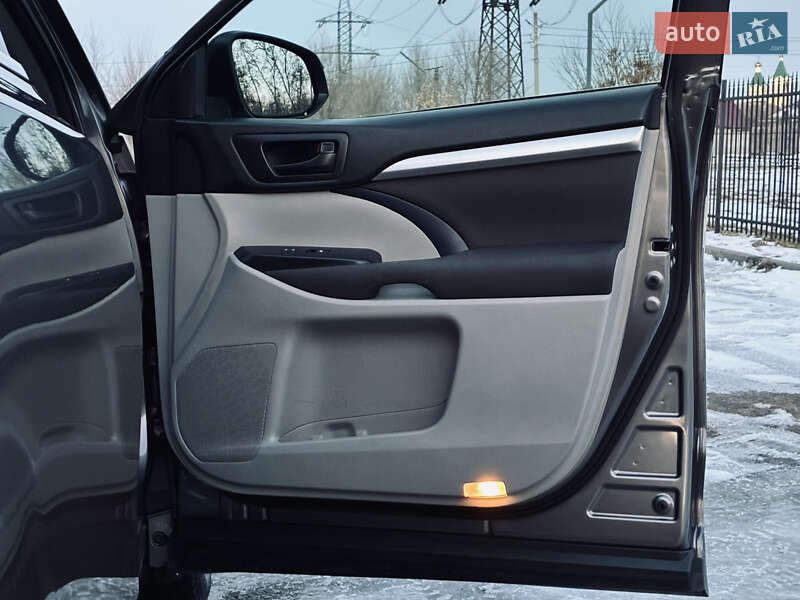 Внедорожник / Кроссовер Toyota Highlander 2017 в Днепре
