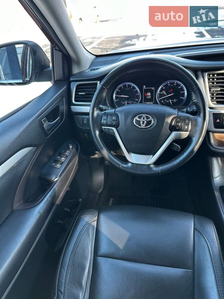 Внедорожник / Кроссовер Toyota Highlander 2018 в Ровно