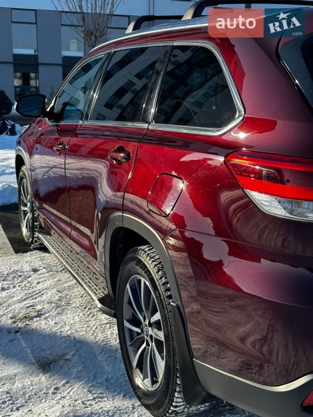 Внедорожник / Кроссовер Toyota Highlander 2018 в Ровно