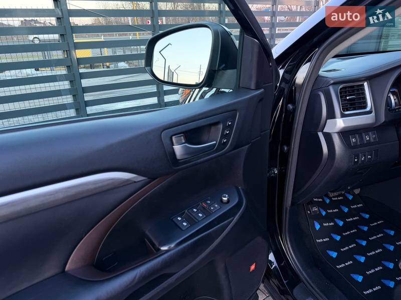 Внедорожник / Кроссовер Toyota Highlander 2018 в Ровно