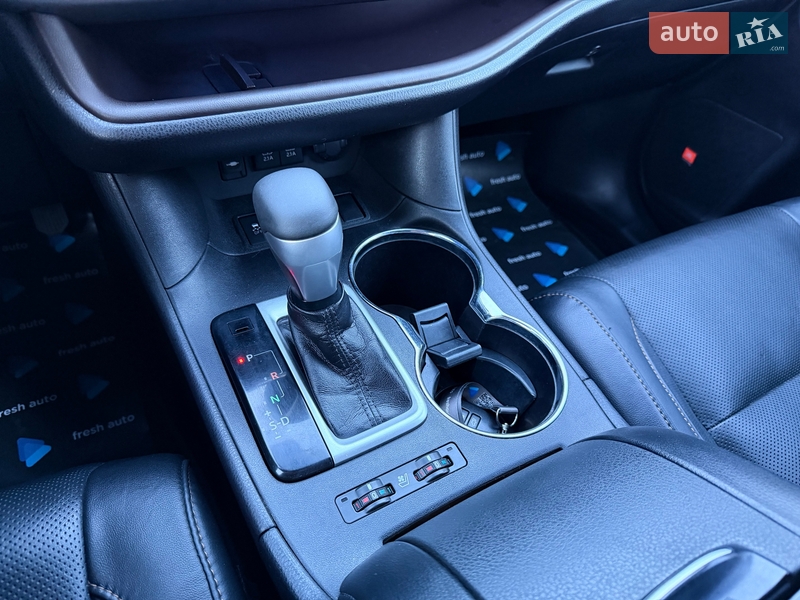 Внедорожник / Кроссовер Toyota Highlander 2018 в Ровно