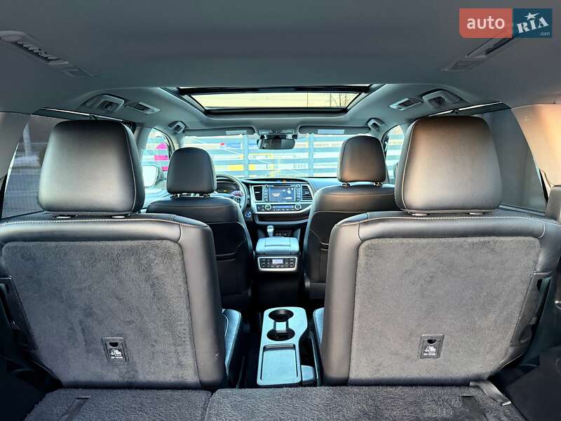 Внедорожник / Кроссовер Toyota Highlander 2018 в Ровно
