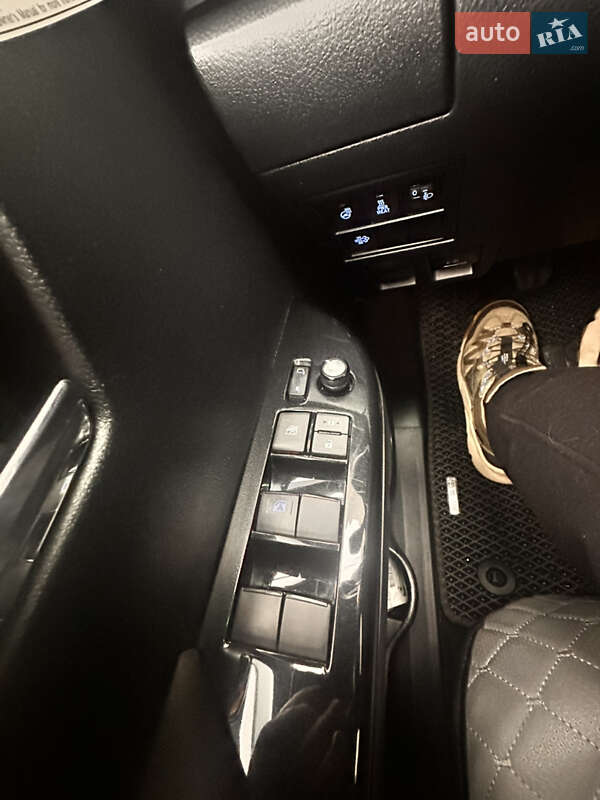 Пикап Toyota Hilux 2019 в Киеве фото 22 Пикап Toyota Hilux 2019 в Киеве