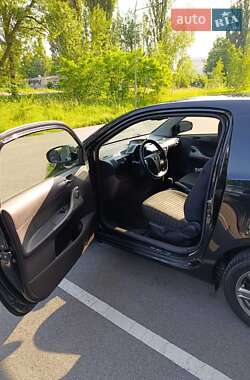 Хэтчбек Toyota IQ 2009 в 