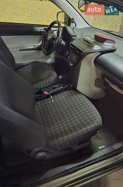 Хэтчбек Toyota IQ 2012 в 