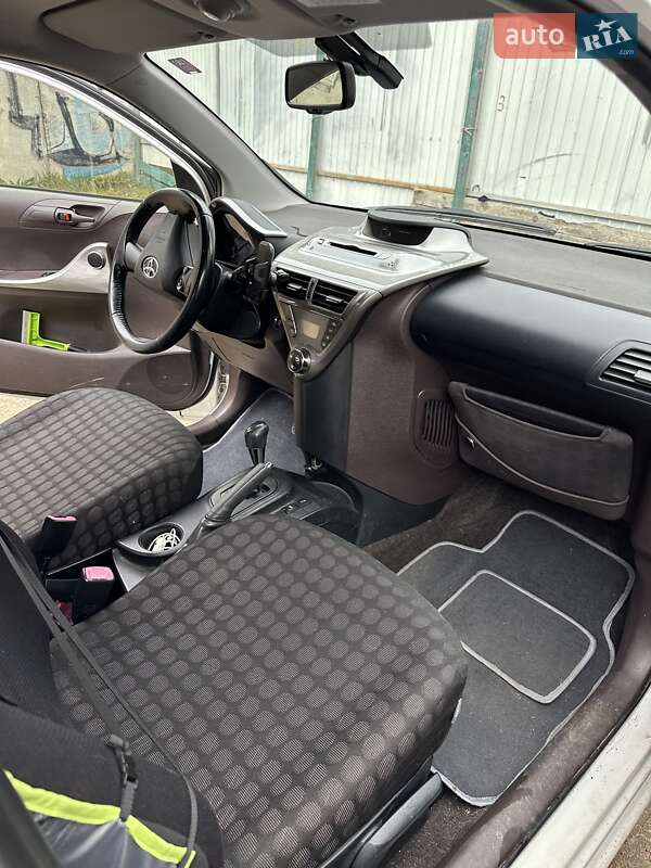 Хэтчбек Toyota IQ 2010 в Киеве