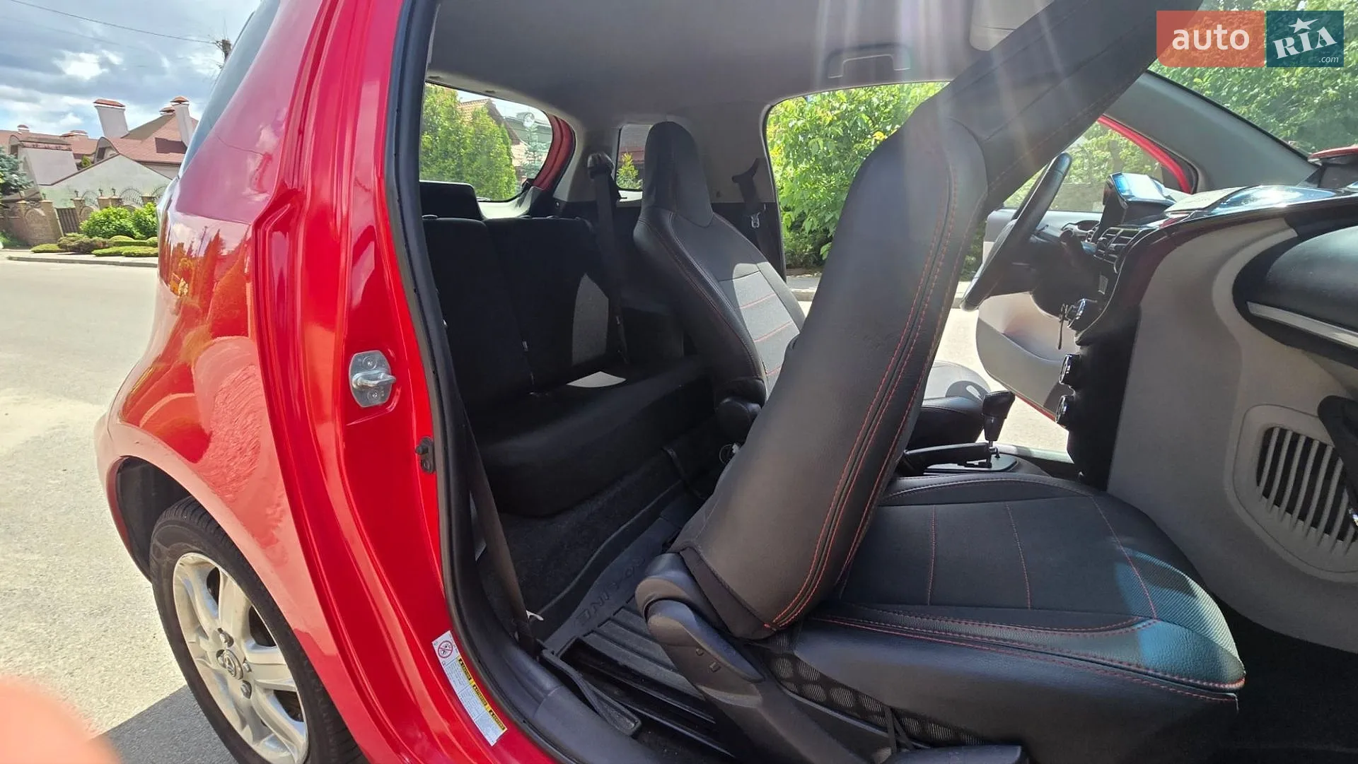 2011 Toyota iQ - мініатюра 15