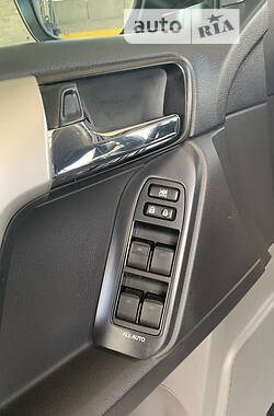 Внедорожник / Кроссовер Toyota Land Cruiser Prado 2010 в 