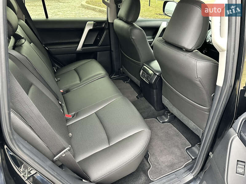 Внедорожник / Кроссовер Toyota Land Cruiser Prado 2016 в Сваляве