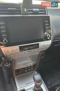 Позашляховик / Кросовер Toyota Land Cruiser Prado 2022 в 