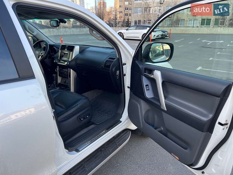 Внедорожник / Кроссовер Toyota Land Cruiser Prado 2011 в Киеве
