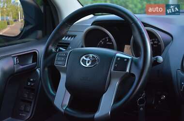 Позашляховик / Кросовер Toyota Land Cruiser Prado 2012 в 