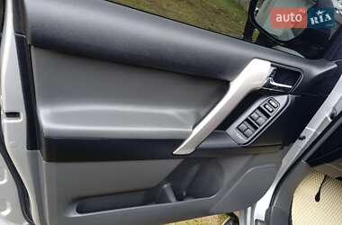 Позашляховик / Кросовер Toyota Land Cruiser Prado 2012 в 