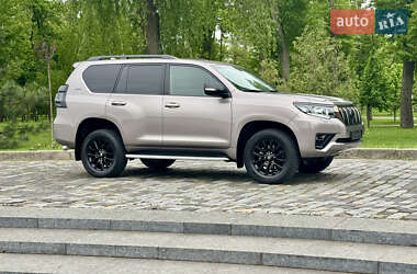 Внедорожник / Кроссовер Toyota Land Cruiser Prado 2022 в 